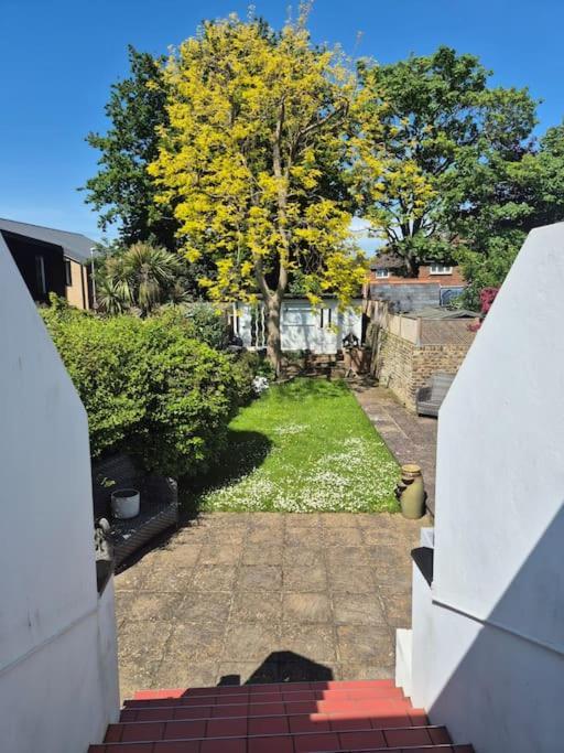 Spacious Seaside Escape In The Heart Of Deal, 4 Mins From The Beach エクステリア 写真
