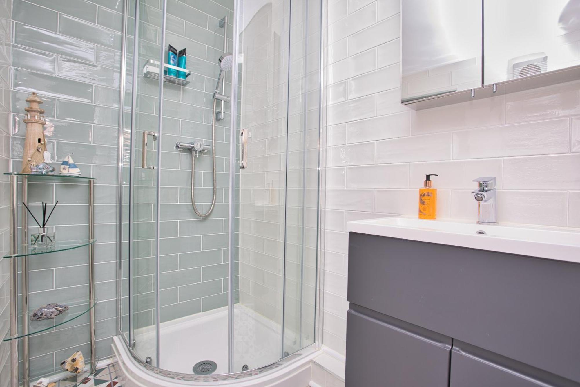 Spacious Seaside Escape In The Heart Of Deal, 4 Mins From The Beach エクステリア 写真