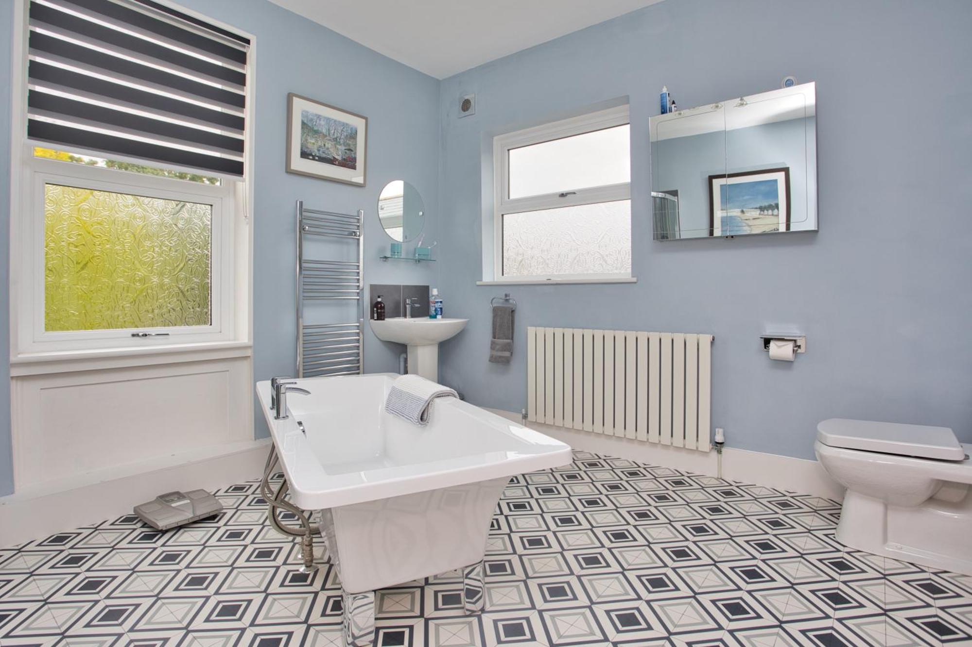 Spacious Seaside Escape In The Heart Of Deal, 4 Mins From The Beach エクステリア 写真