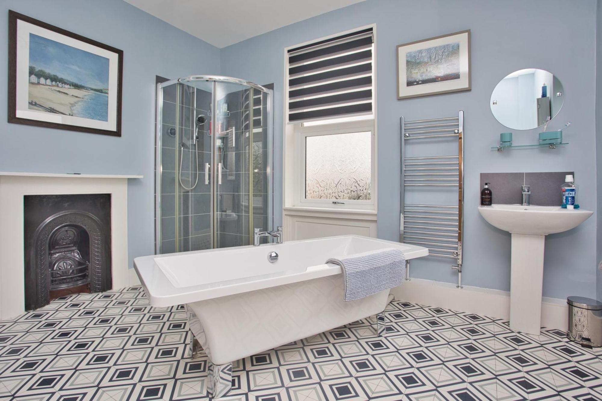 Spacious Seaside Escape In The Heart Of Deal, 4 Mins From The Beach エクステリア 写真