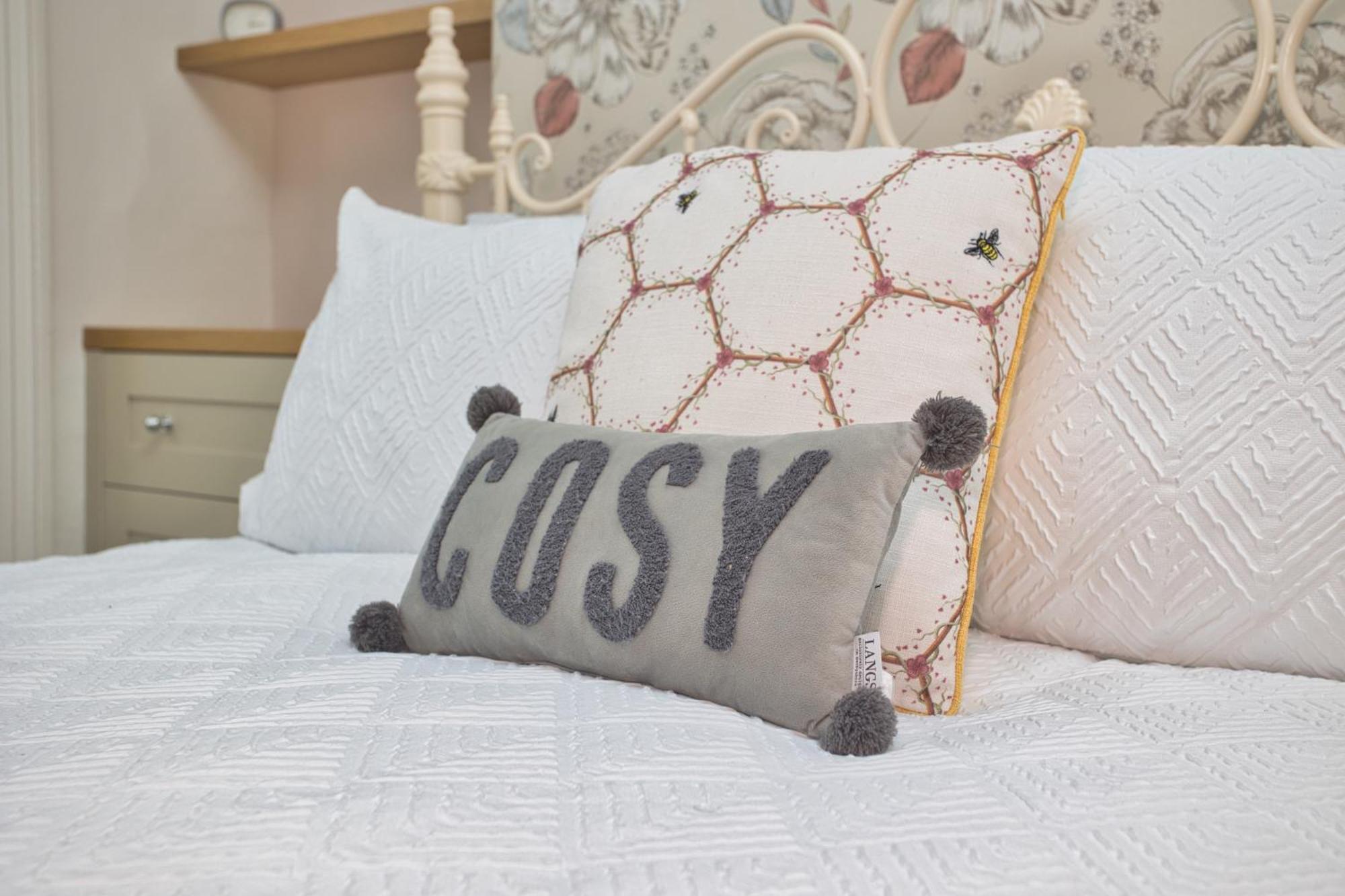 Spacious Seaside Escape In The Heart Of Deal, 4 Mins From The Beach エクステリア 写真