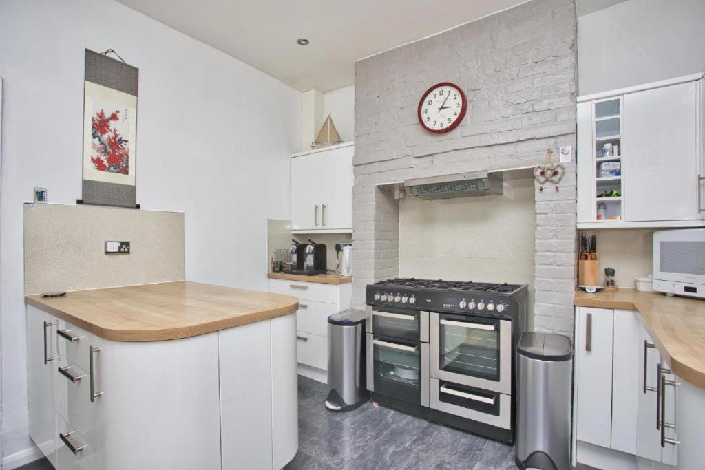 Spacious Seaside Escape In The Heart Of Deal, 4 Mins From The Beach エクステリア 写真