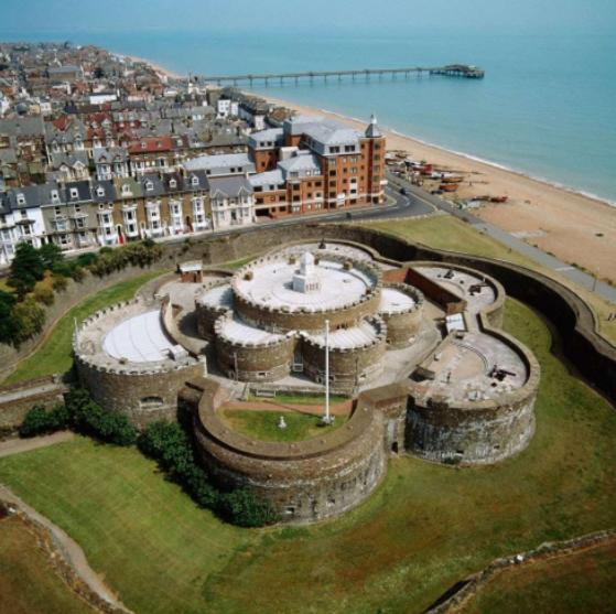 Spacious Seaside Escape In The Heart Of Deal, 4 Mins From The Beach エクステリア 写真