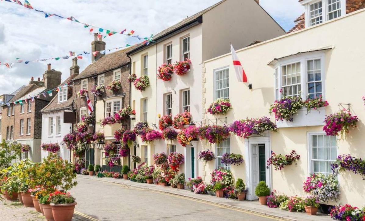 Spacious Seaside Escape In The Heart Of Deal, 4 Mins From The Beach エクステリア 写真